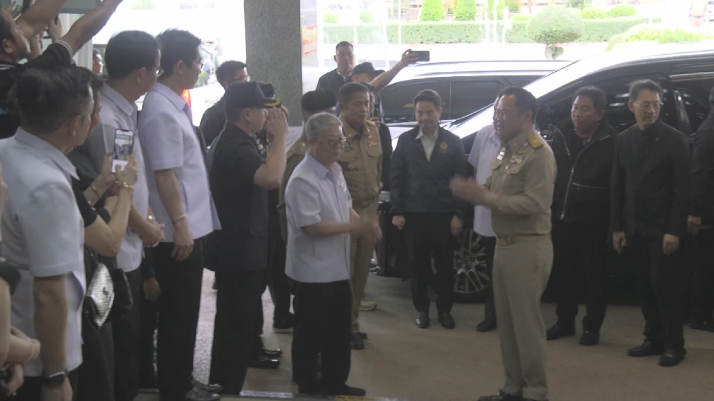 นายกฯ หัวเสียชี้หน้าการ์ด หลังเห็นจะหิ้วยายพ้นทางเดินที่พิจิตร