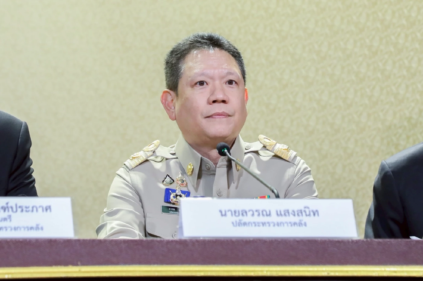 ลวรณ แสงสนิท ปลัดกระทรวงการคลัง