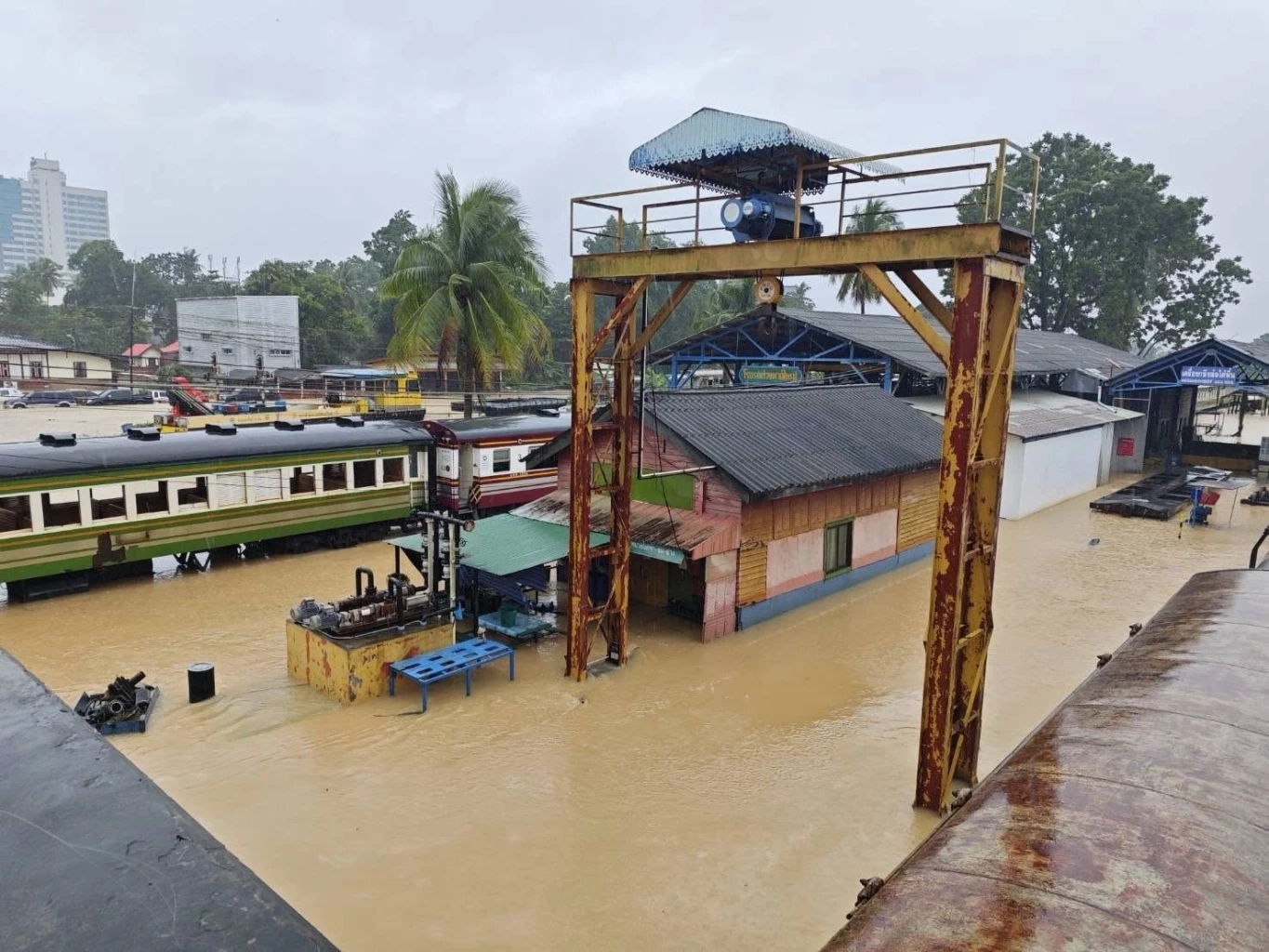 "การรถไฟฯ" ปรับเปลี่ยนสถานีต้นทาง –ปลายทาง  8 ขบวน และงดเดินอีก 22 ขบวน หลังน้ำท่วมทางรถไฟสายใต้