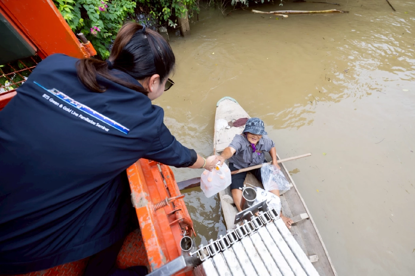 บีทีเอสร่วมพันธมิตร มอบถุงยังชีพ 2,000 ชุด ช่วยผู้ประสบอุทกภัยสิงห์บุรี