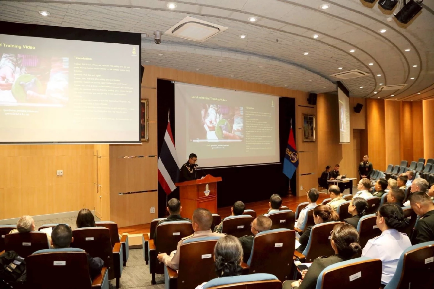 "กองทัพไทย" นำโทรศัพท์มือถือ "ทหารกัมพูชา" ที่ตรวจยึดไว้ มาแสดงให้ "คณะผู้ช่วยทูตทหารต่างประเทศดู"