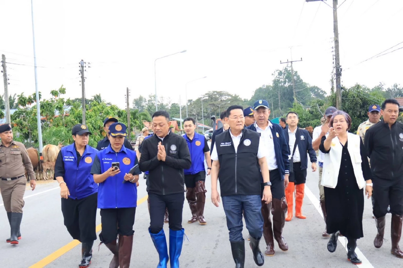 “ดร.นาที-นภินทร” พร้อมคณะ ช่วยฟื้นฟูผู้ประสบภัยน้ำท่วมพัทลุง