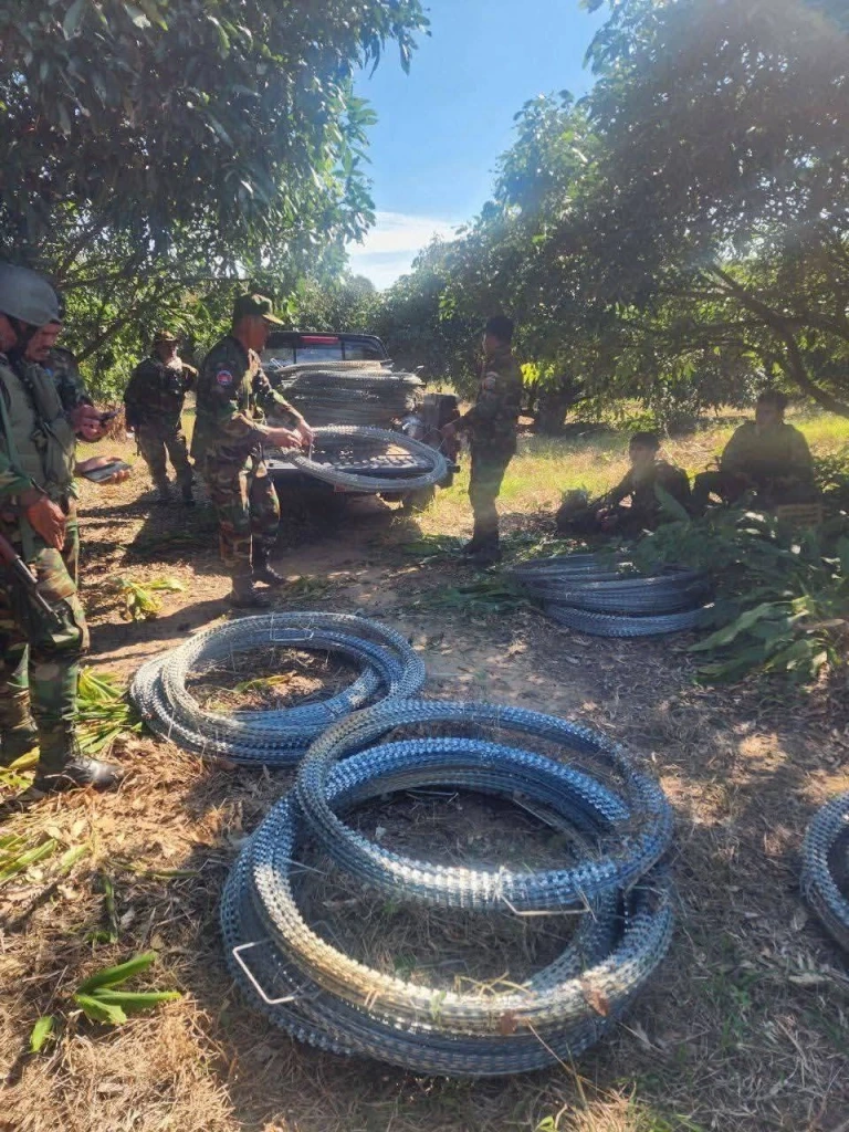 แฉ "ทหารกัมพูชา" ขโมย "ลวดหนามไทย" ออกจากพื้นที่ชายแดน บริเวณช่องระยี–ช่องเปรอ
