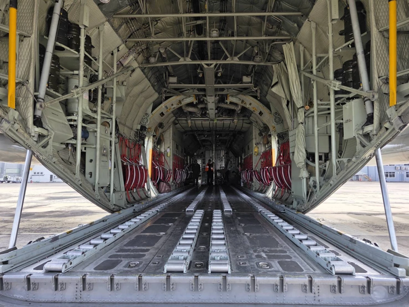 ผบ.ทอ. รับมอบ "อาหาร-สิ่งของอุปโภคบริโภค" จาก "มูลนิธิอาสาเพื่อนพึ่ง (ภาฯ) ยามยาก"