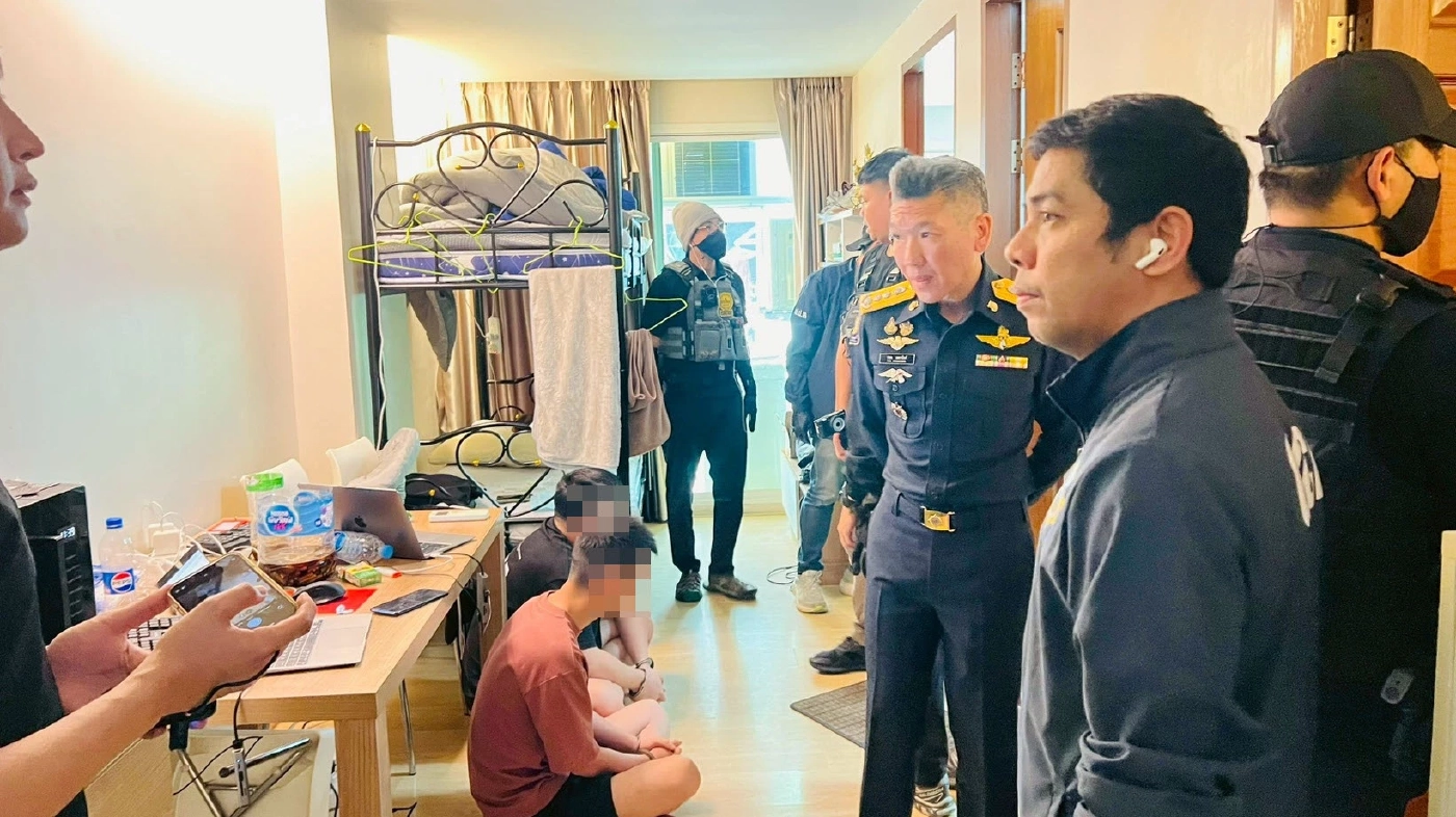 เปิดคลิป! "บิ๊กจ๋อ" นำกำลังบุกทลาย "แก๊งเว็บพนันจีน" ทำตัวเป็นนักศึกษา แฝงตัวเข้าไทย