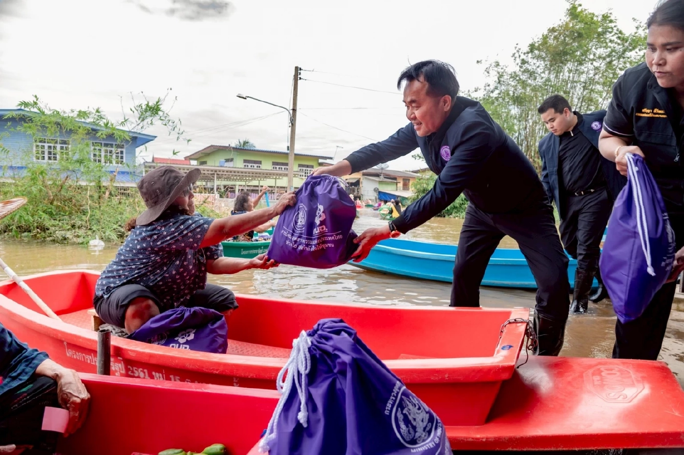 รมช.อุตสาหกรรม ลงพื้นที่ จ.อยุธยา แจกถุงยังชีพช่วยน้ำท่วม