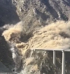 เปิดคลิปนาทีระทึก สะพานถล่มในมณฑลเสฉวน พร้อมเผยสาเหตุ