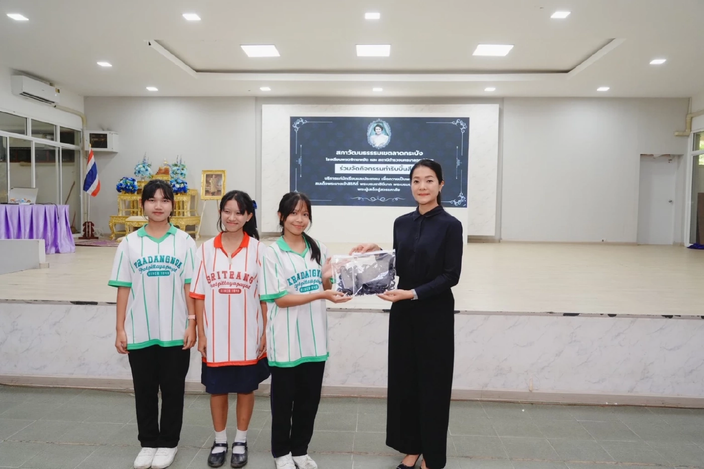 สภาวัฒนธรรม กทม.จัดกิจกรรมทำริบบิ้นสีดำ ถวายเป็นพระราชกุศล