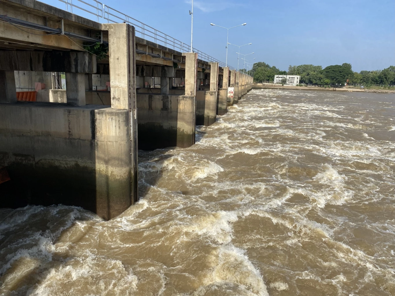 ชป.ทยอยปรับลดน้ำเจ้าพระยา ภาคใต้ฝนลดลง เร่งระบายน้ำคลี่คลายสถานการณ์
