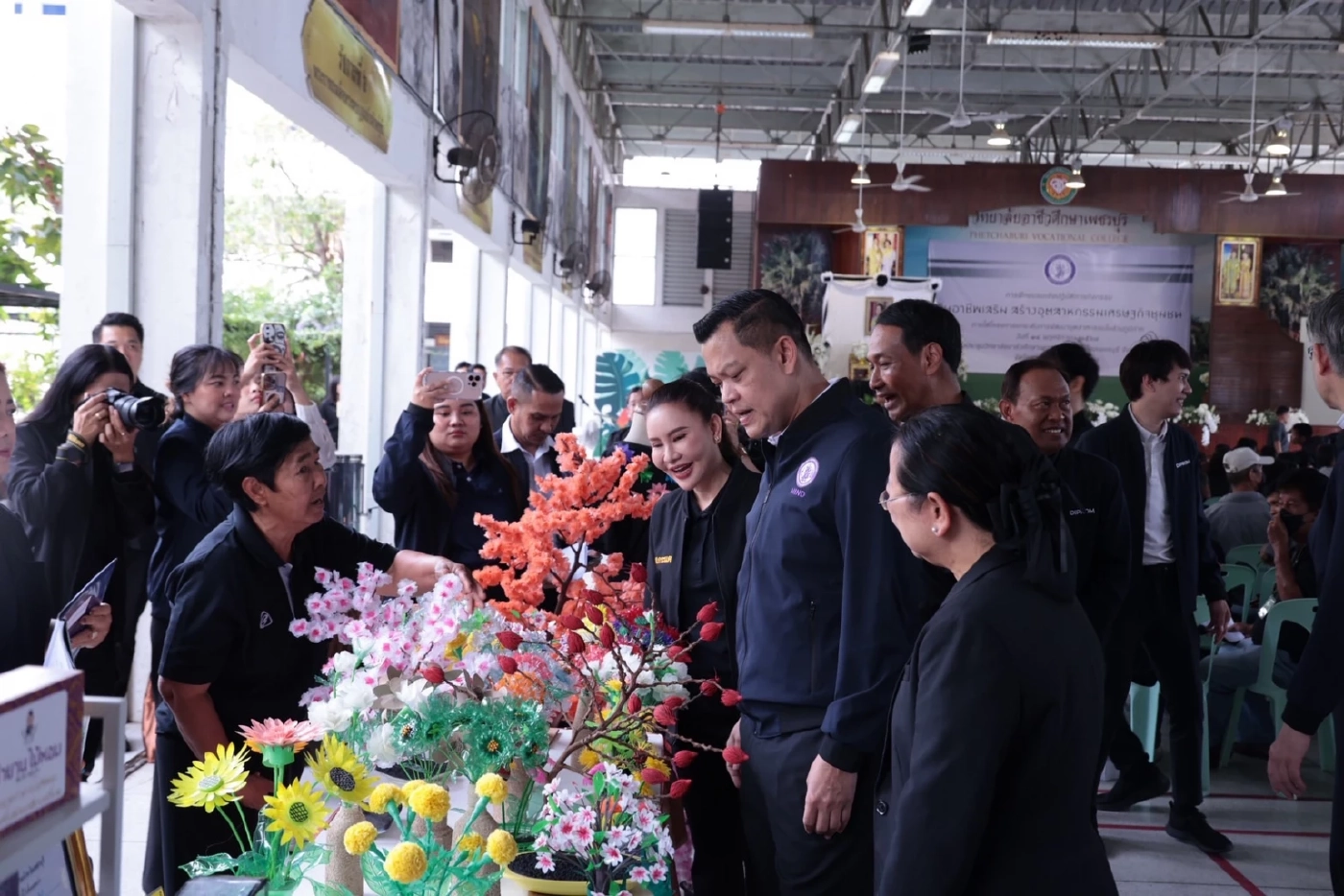 “ธนกร” เปิดกิจกรรมดันอาชีพเสริม 4 เมนูทำเงิน ให้ชาวชุมชนหนองโสน เพชรบุรี กว่า 300 คน
