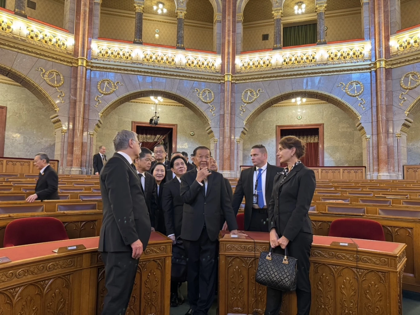 นายวันนอร์ เดินชมห้องประชุมรัฐสภาฮังการี ที่ใช้ประชุมสภาจริงๆ 