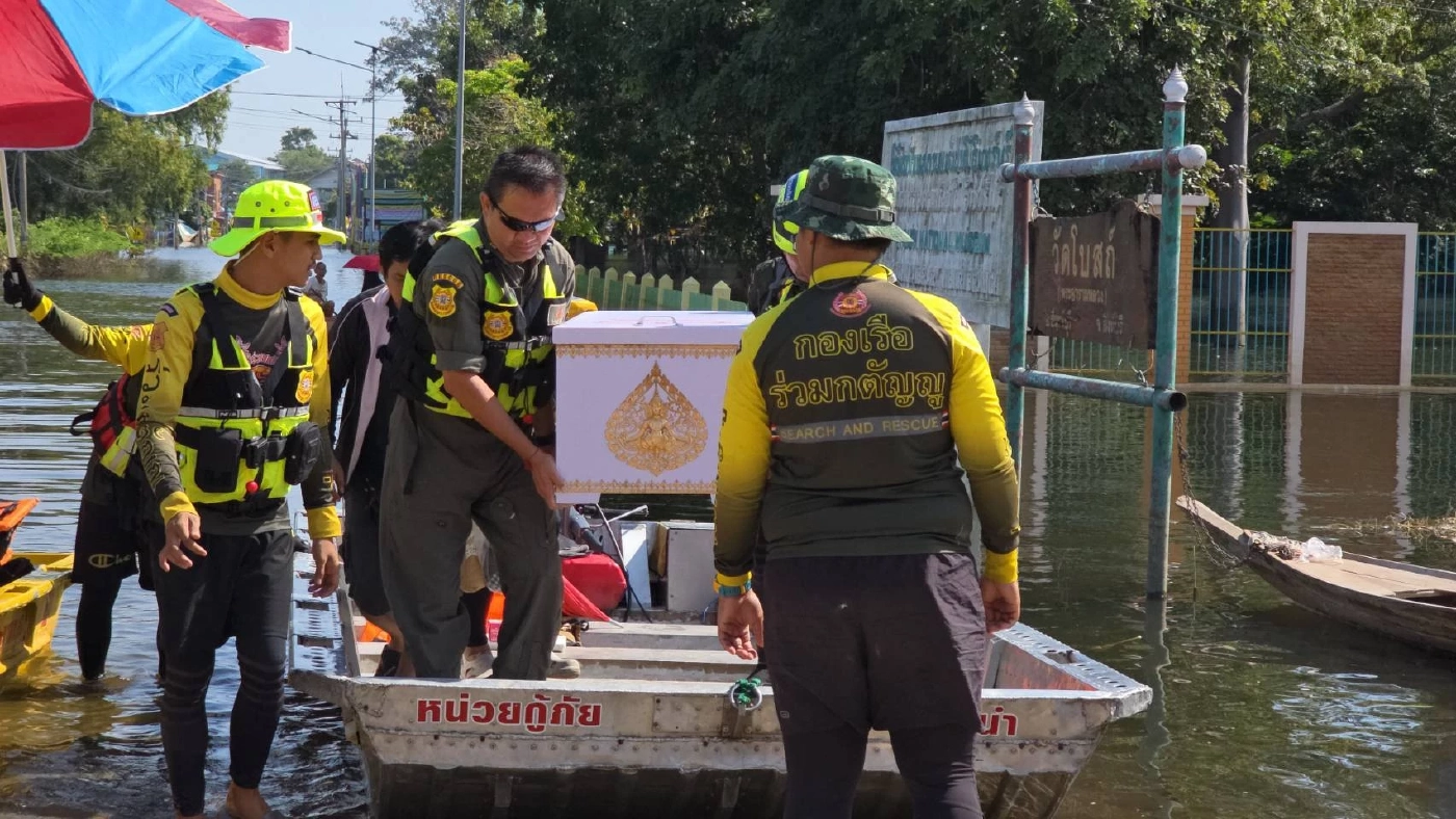 "ร่วมกตัญญู" ฝ่าน้ำท่วมนำร่าง ผู้เสียชีวิต ออกจาก รพ.อินทร์บุรี ไปส่งบำเพ็ญกุศลที่วัด (มีคลิป)