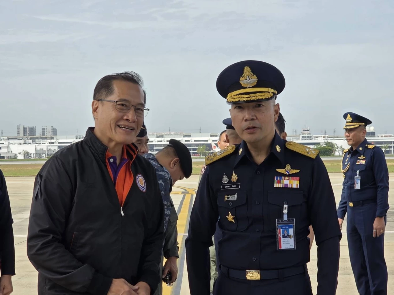 ผบ.ทอ. รับมอบ "อาหาร-สิ่งของอุปโภคบริโภค" จาก "มูลนิธิอาสาเพื่อนพึ่ง (ภาฯ) ยามยาก"