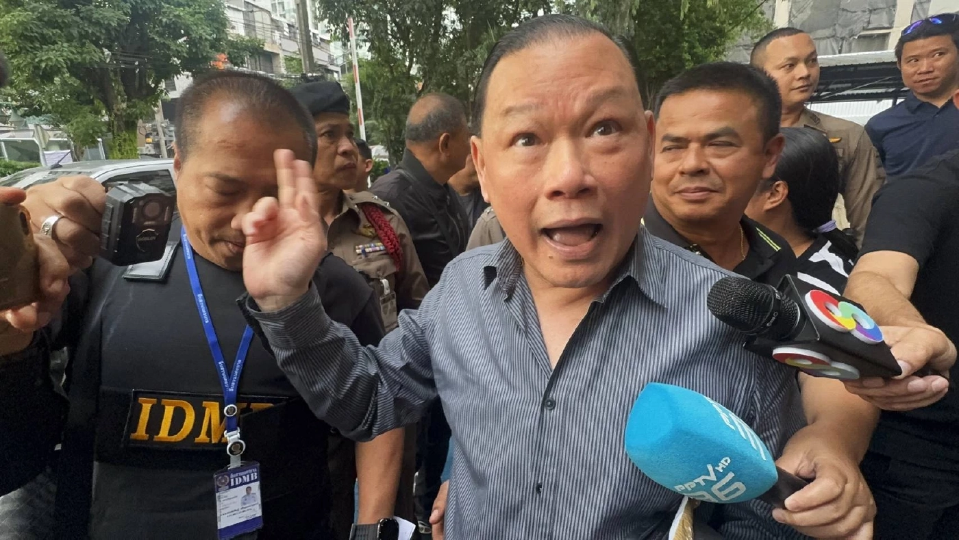 เปิดคลิป! ตำรวจยกพลบุกจับ "สันธนะ" คาโรงแรมหรู กลางกรุง คุมตัวสอบสวน