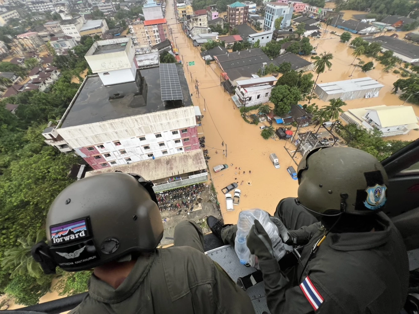 เปิดคลิป! ทุกนาทีมีค่า "ทหารนั่ง ฮ." หย่อน อาหาร-น้ำดื่มช่วย "น้ำท่วมชาวสงขลา"