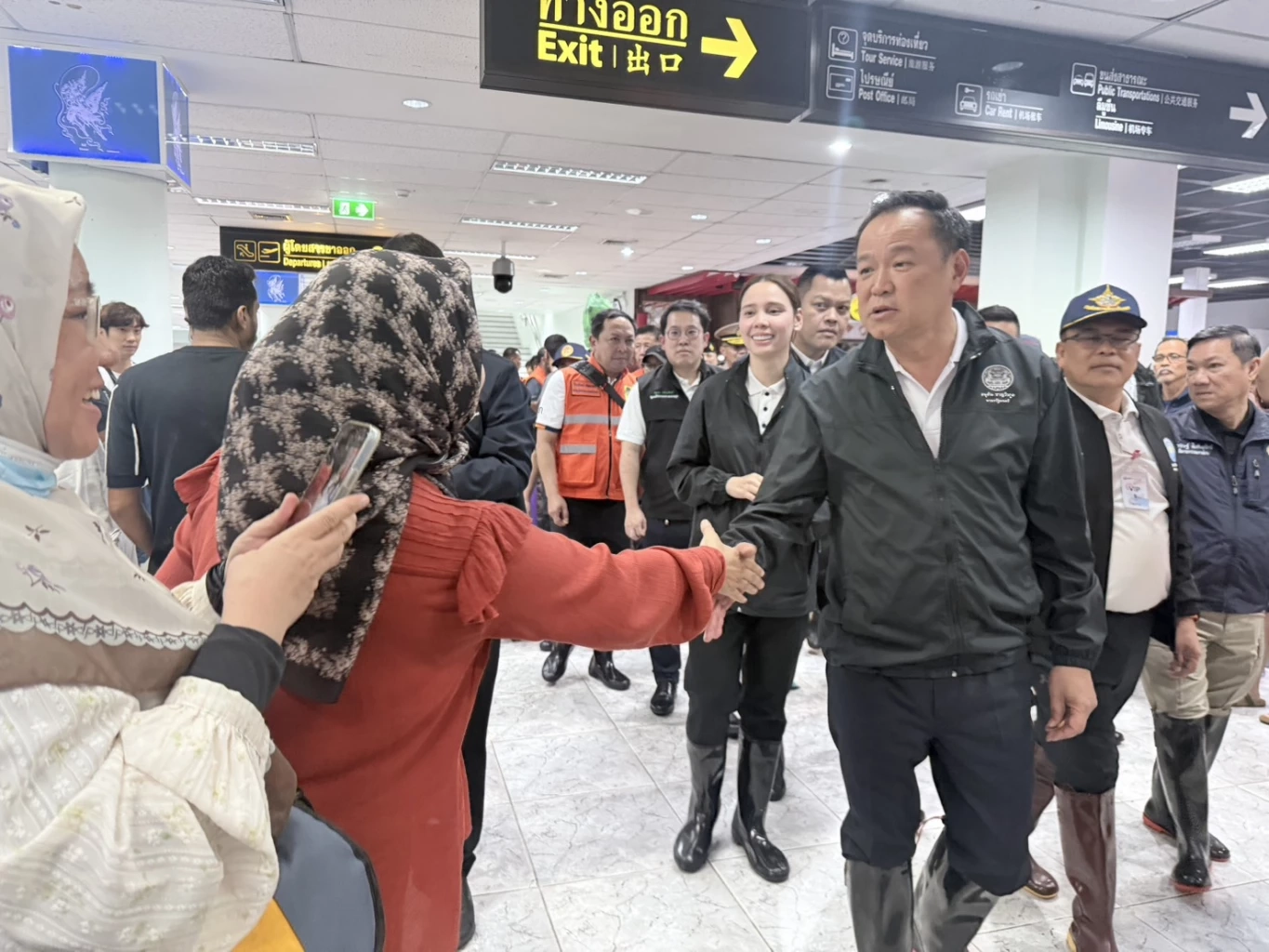 “อนุทิน” ลงพื้นที่ช่วยเหลือผู้ประสบภัยน้ำท่วมหาดใหญ่ วันที่ 2