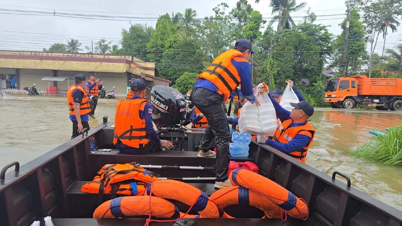 สังเวยน้ำท่วม! นราธิวาสพบผู้เสียชีวิต 1 ราย ทหารลุยน้ำเชี่ยวช่วยชาวลำภู หลังน้ำป่าหลาก