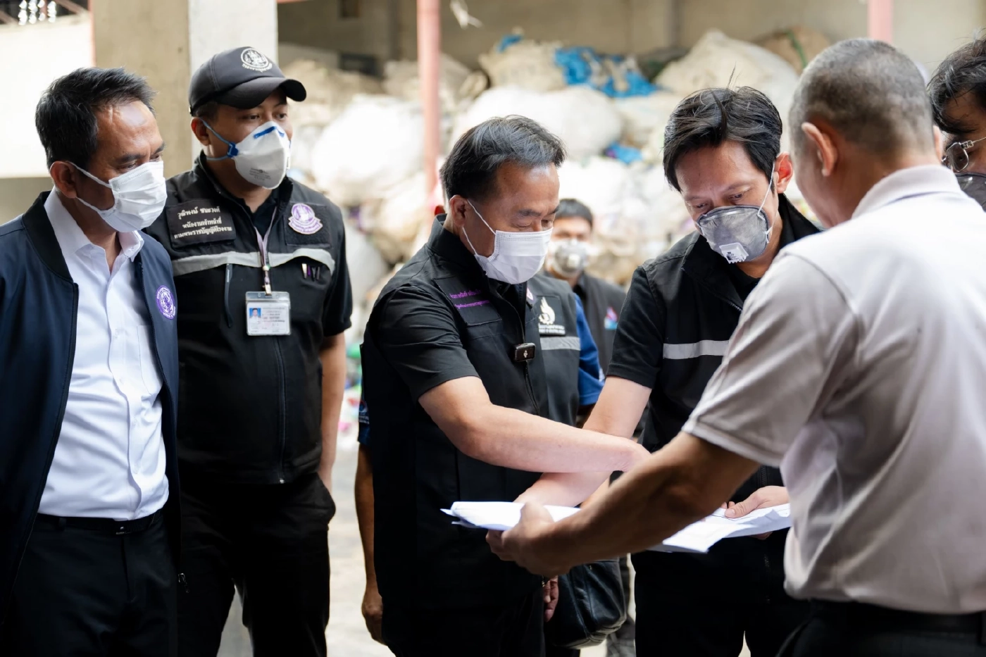 รมช.อุตสาหกรรม สั่งปิดโรงงานพลาสติกนครปฐมไร้มาตรฐาน