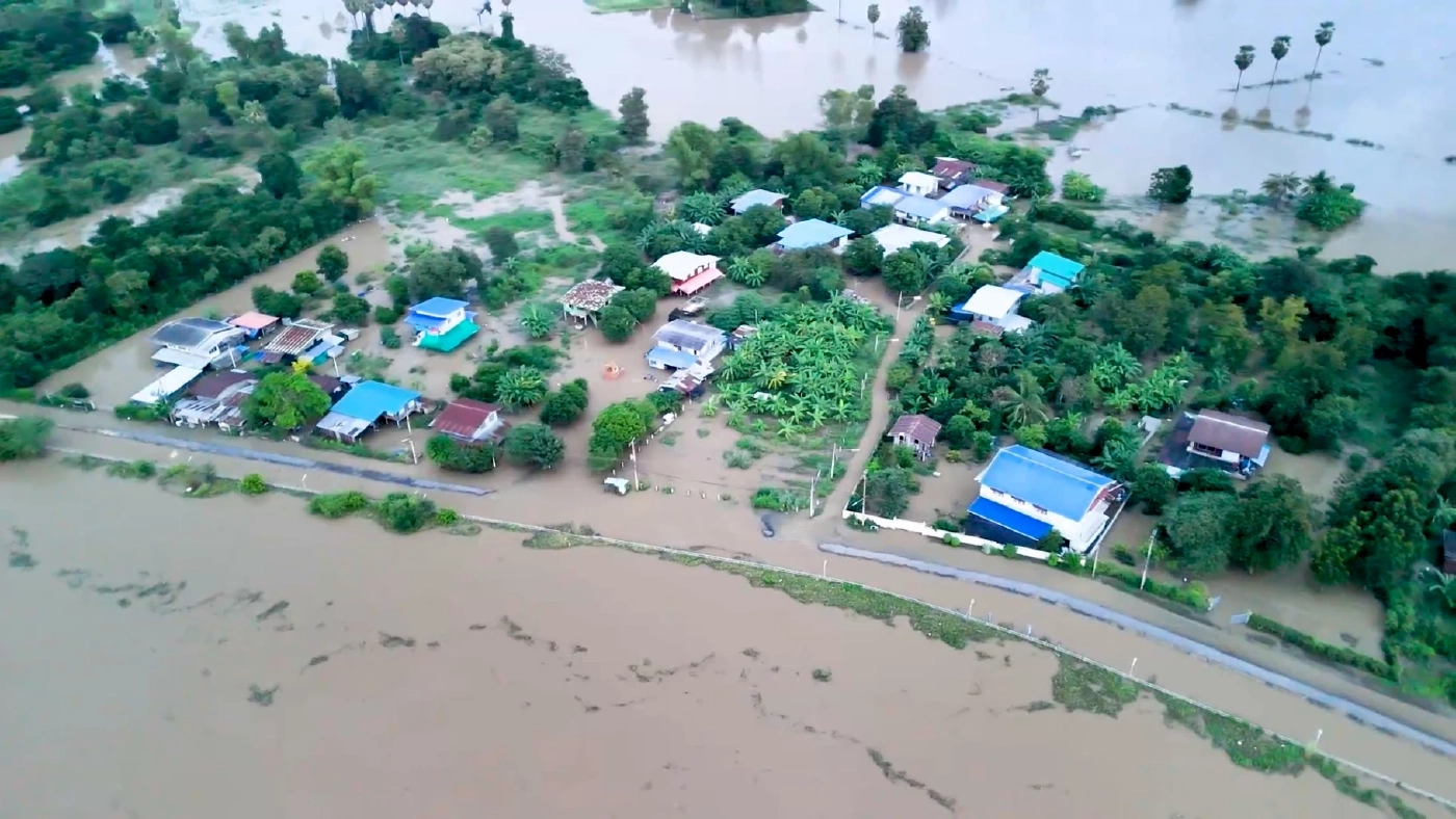 ชัยนาท อ่วม! คันดินริมเจ้าพระยาแตก น้ำทะลักท่วมบ้านเรือน ปชช.กว่า 400 หลัง