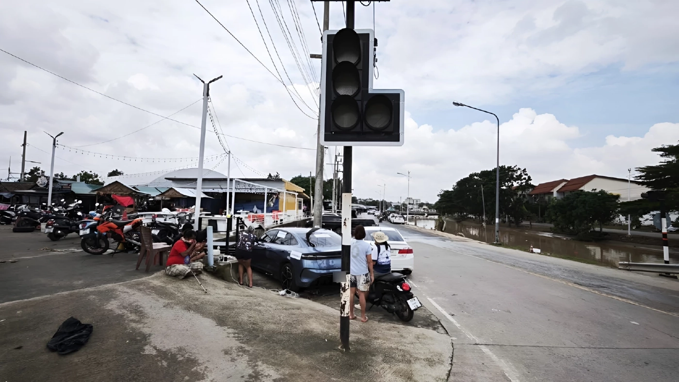 แห่ชื่นชม! หนุ่มหาดใหญ่ จอดรถ EV ต่อไฟให้ชาวบ้าน ชาร์จมือถือฟรี หลังน้ำลด