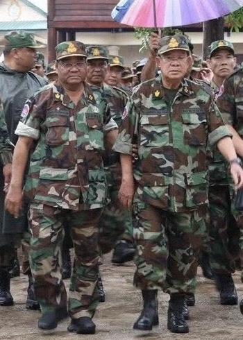 สมเด็จฮุน เซน และฮิง บุนเฮียง ในฐานทหาร HBQ ก่อนเกิดสงคราม 5 วัน