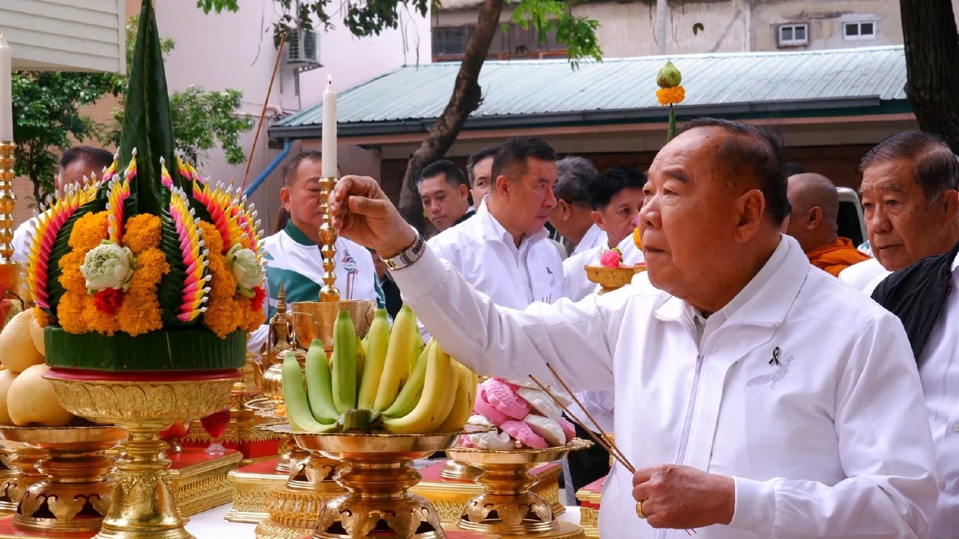 พล.อ.ประวิตร ทำบุญที่ทำการพรรคใหม่