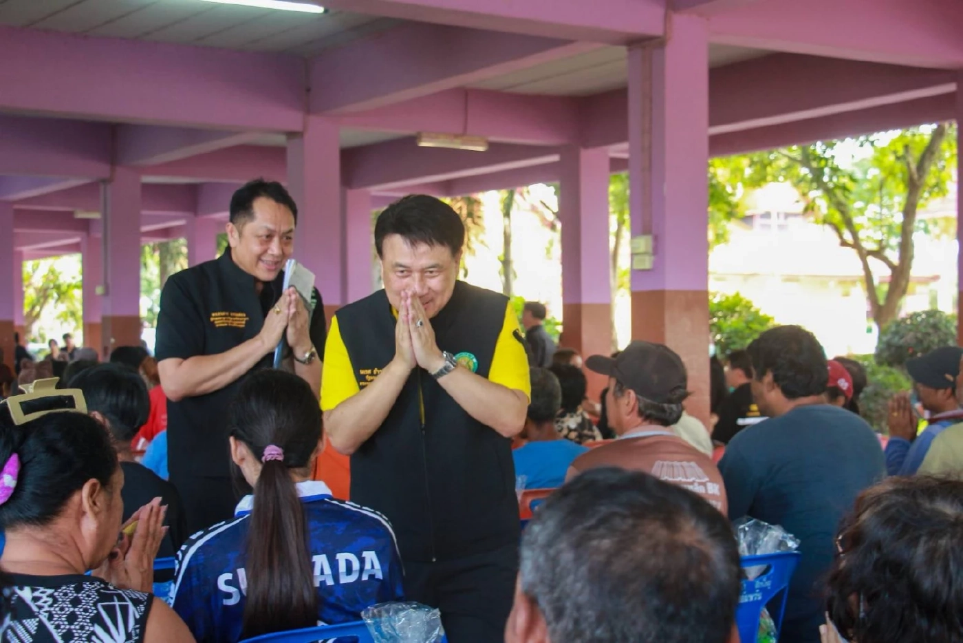 "รมช.เกษตร" ห่วงผู้ประสบอุทกภัยอ่างทอง ยืนยันรัฐไม่ทอดทิ้ง (มีคลิป)