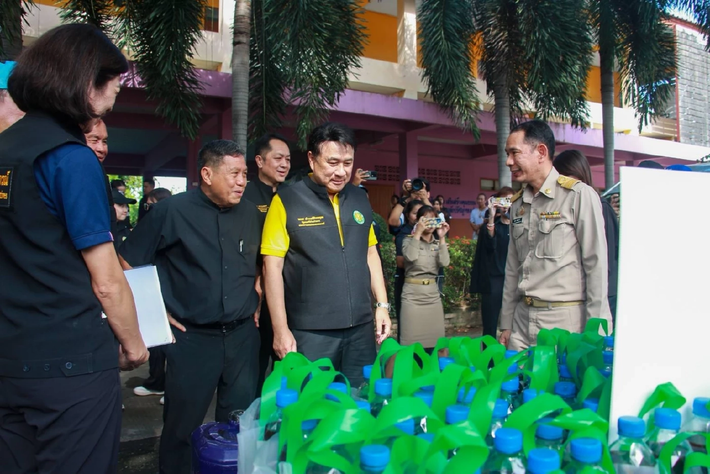 "รมช.เกษตร" ห่วงผู้ประสบอุทกภัยอ่างทอง ยืนยันรัฐไม่ทอดทิ้ง (มีคลิป)