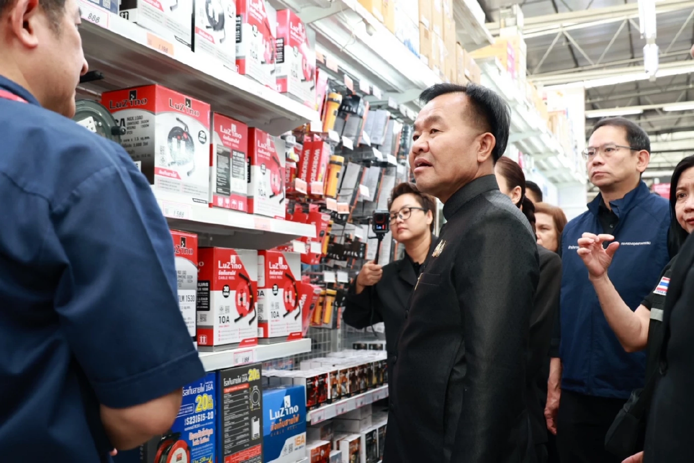 รมช.อุตสาหกรรม ลงพื้นที่สุ่มตรวจสินค้า มอก.การันตีความปลอดภัย