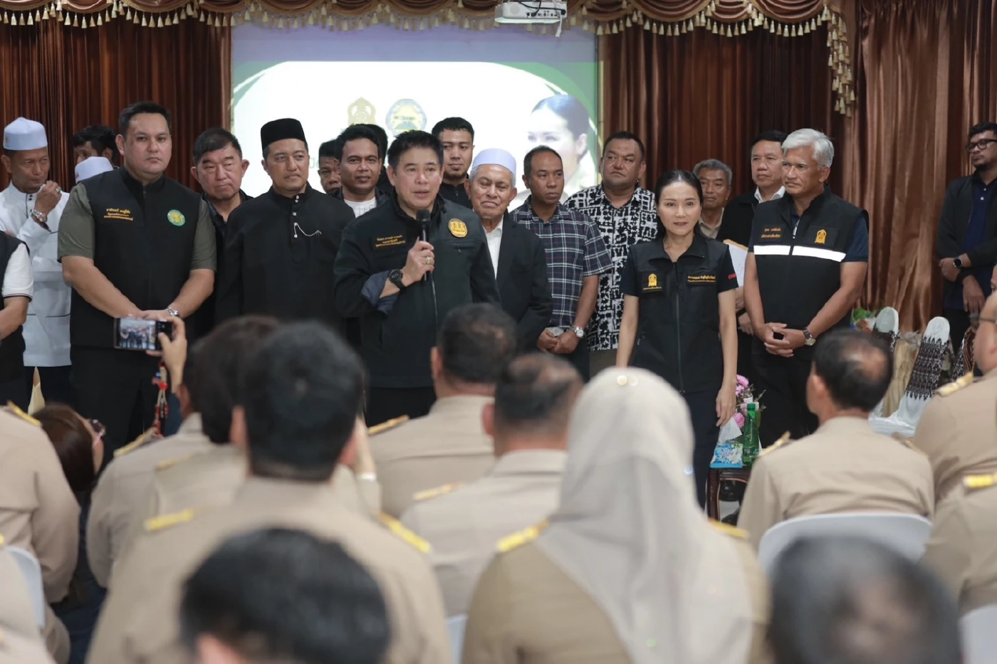 “ธรรมนัส-นฤมล” ลงพื้นที่ปัตตานี ฟังเสียงครูปลายด้ามขวาน