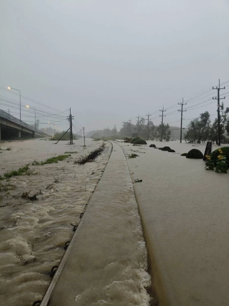 "การรถไฟฯ" ปรับเปลี่ยนสถานีต้นทาง –ปลายทาง  8 ขบวน และงดเดินอีก 22 ขบวน หลังน้ำท่วมทางรถไฟสายใต้