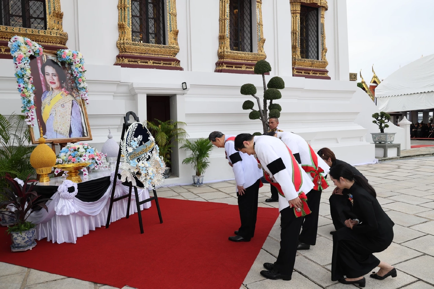 เครือเจริญโภคภัณฑ์ น้อมถวายพวงมาลารำลึกในพระมหากรุณาธิคุณ "สมเด็จพระพันปีหลวง"