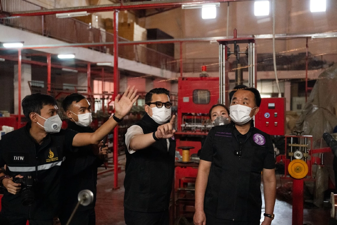 รมช.อุตสาหกรรม สั่งปิดโรงงานพลาสติกนครปฐมไร้มาตรฐาน