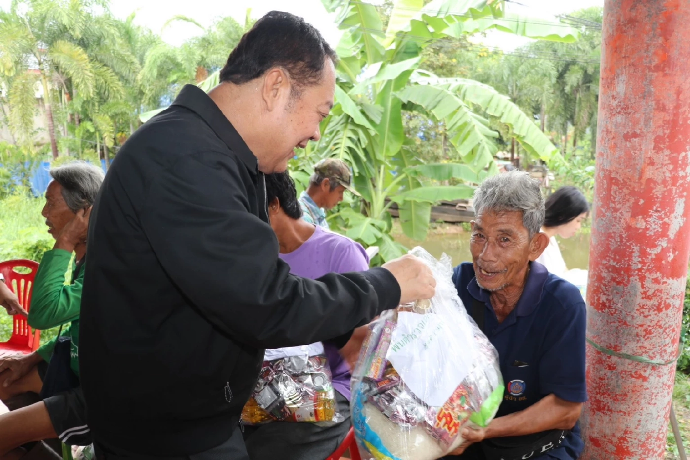 “ทวี” ลงพื้นที่ จ.อ่างทอง ช่วยเหลือผู้ประสบอุทกภัย ห่วงท่วมทุกปี