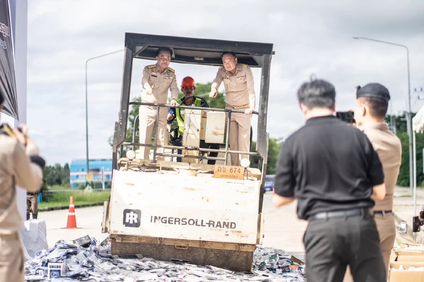 รมช.อุตสาหกรรม ลุยทำลายของกลางไร้ มอก.มูลค่ากว่า 2 ล้านบาท