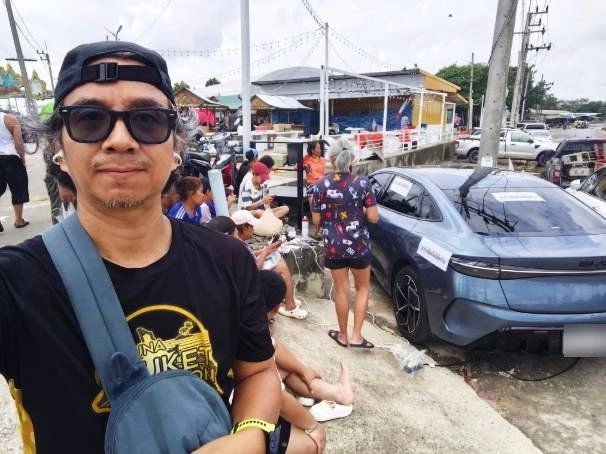 แห่ชื่นชม! หนุ่มหาดใหญ่ จอดรถ EV ต่อไฟให้ชาวบ้าน ชาร์จมือถือฟรี หลังน้ำลด