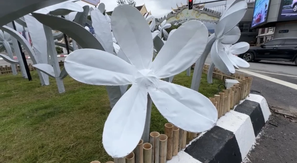 จบดราม่า "ดอกไม้ดำงานยี่เป็ง" เกาะกลางเชิงสะพานนวรัฐ ล่าสุดพ่นเป็นสีขาวแทน