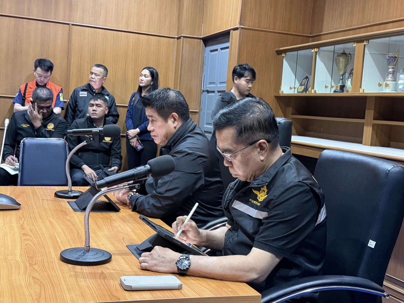 "ธรรมนัส" นั่งบัญชาการแก้น้ำท่วมใต้ เร่งอพยพคนในพื้นที่กระแสน้ำแรง คาดใน 3 วัน สถานการณ์คลี่คลาย