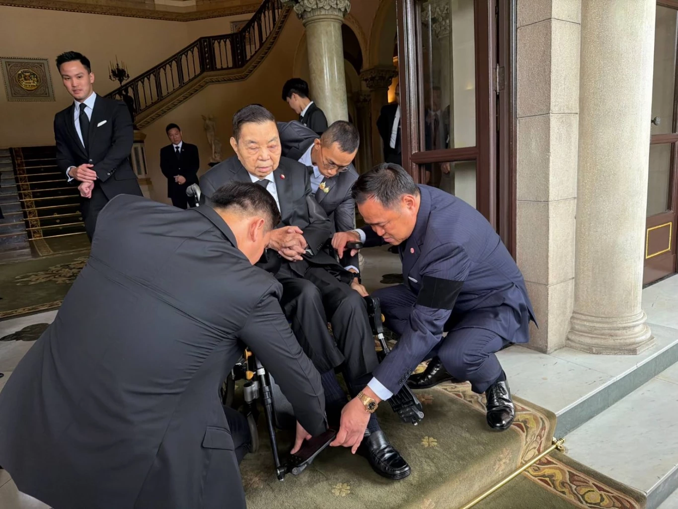 "พ่อนายกฯ" เข้าทำเนียบฯ คาดร่วมทานอาหารกลางวันกับ "ลูกชาย"