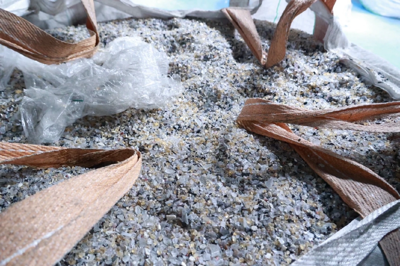 “ธนกร” ส่งทีม “เต็มเหนี่ยว” สั่งปิด 2 โรงงานเถื่อน จ.สมุทรปราการ