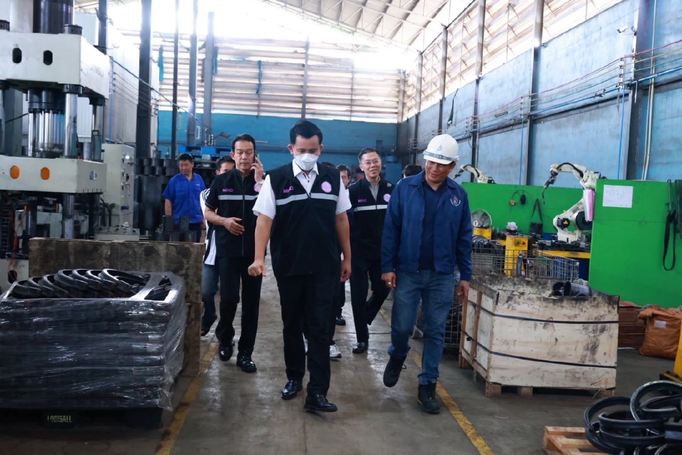 “ธนกร” ส่งทีม “เต็มเหนี่ยว” สั่งปิด 2 โรงงานเถื่อน จ.สมุทรปราการ