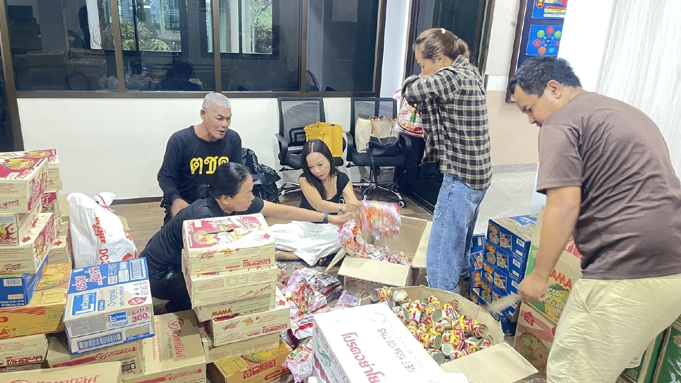 "ตชด.ภาค 4" ลงพื้นที่หาดใหญ่ มอบอาหาร–น้ำดื่มผู้ติดค้างพื้นที่น้ำท่วมหนัก
