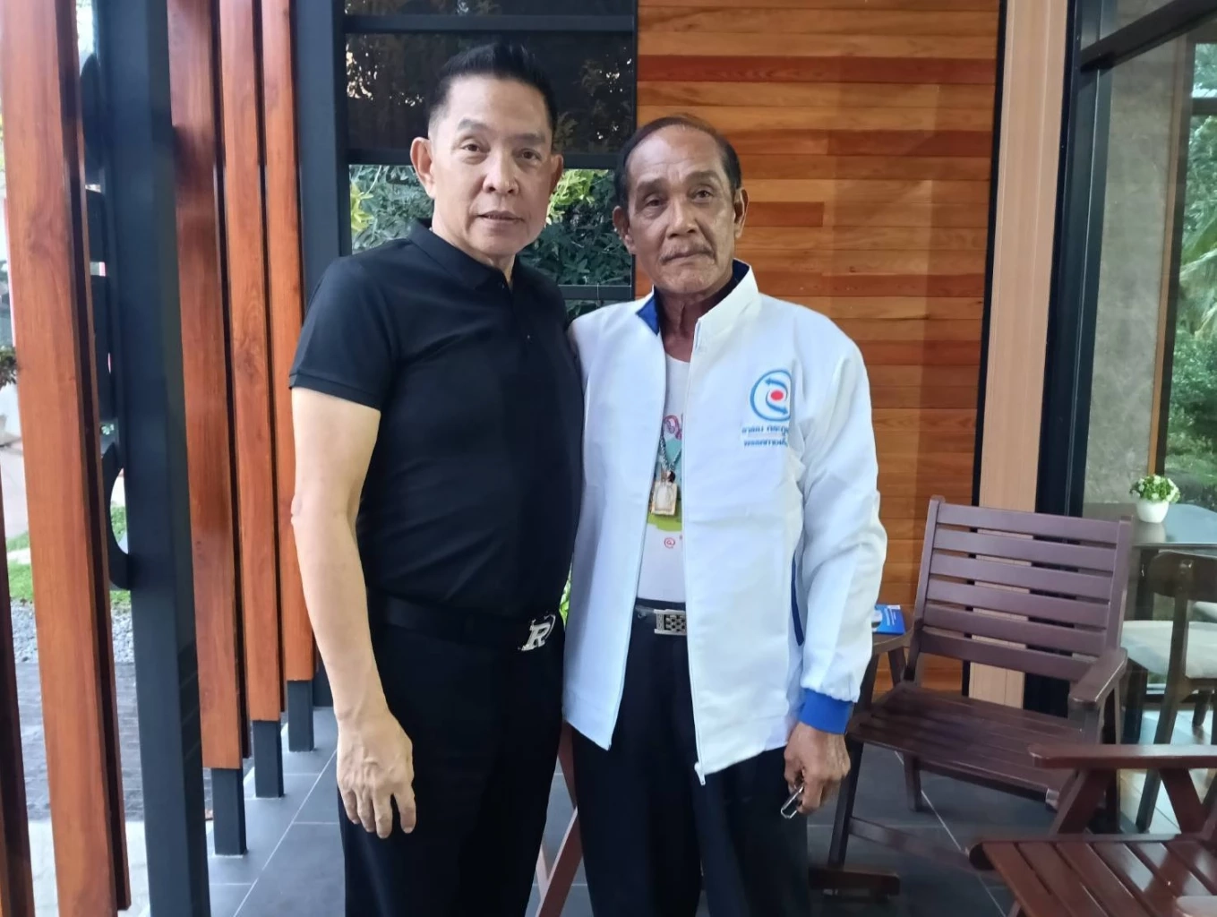 นายราเชน ตระกูลเวียง หัวหน้าพรรคทางเลือกใหม่ (เสื้อดำ)