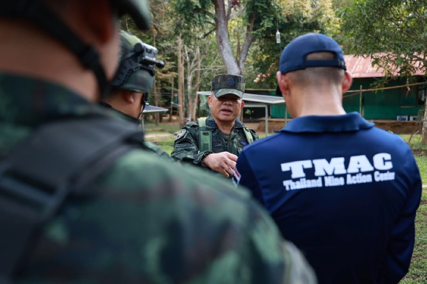 "แม่ทัพภาค 2" ลงพื้นที่ "ช่องเหว" ติดตามการเก็บกู้ทุ่นระเบิด สร้างพื้นที่ปลอดภัย
