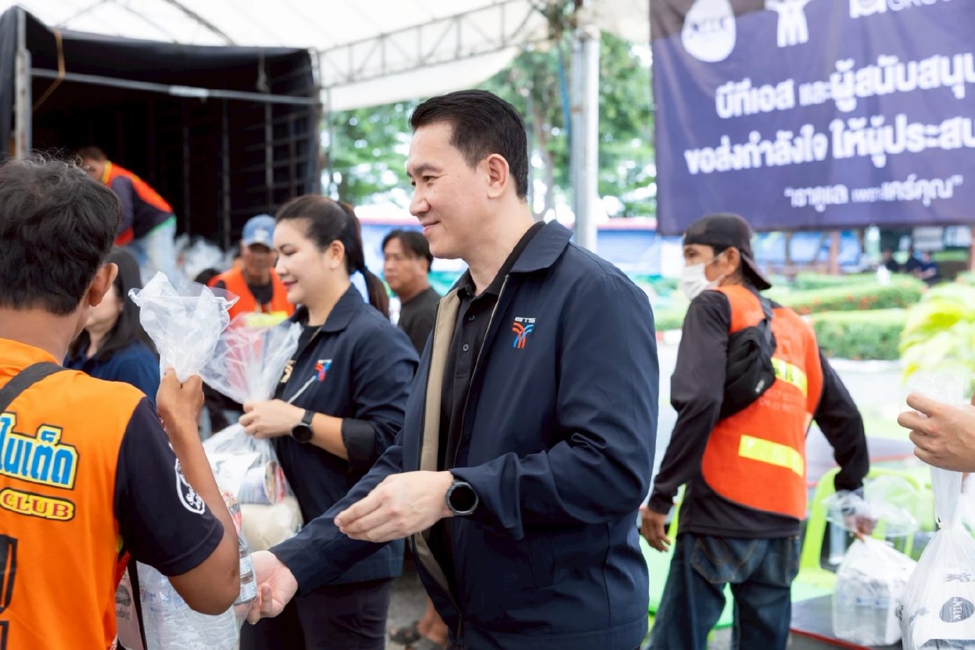 บีทีเอสร่วมพันธมิตร มอบถุงยังชีพ 2,000 ชุด ช่วยผู้ประสบอุทกภัยสิงห์บุรี