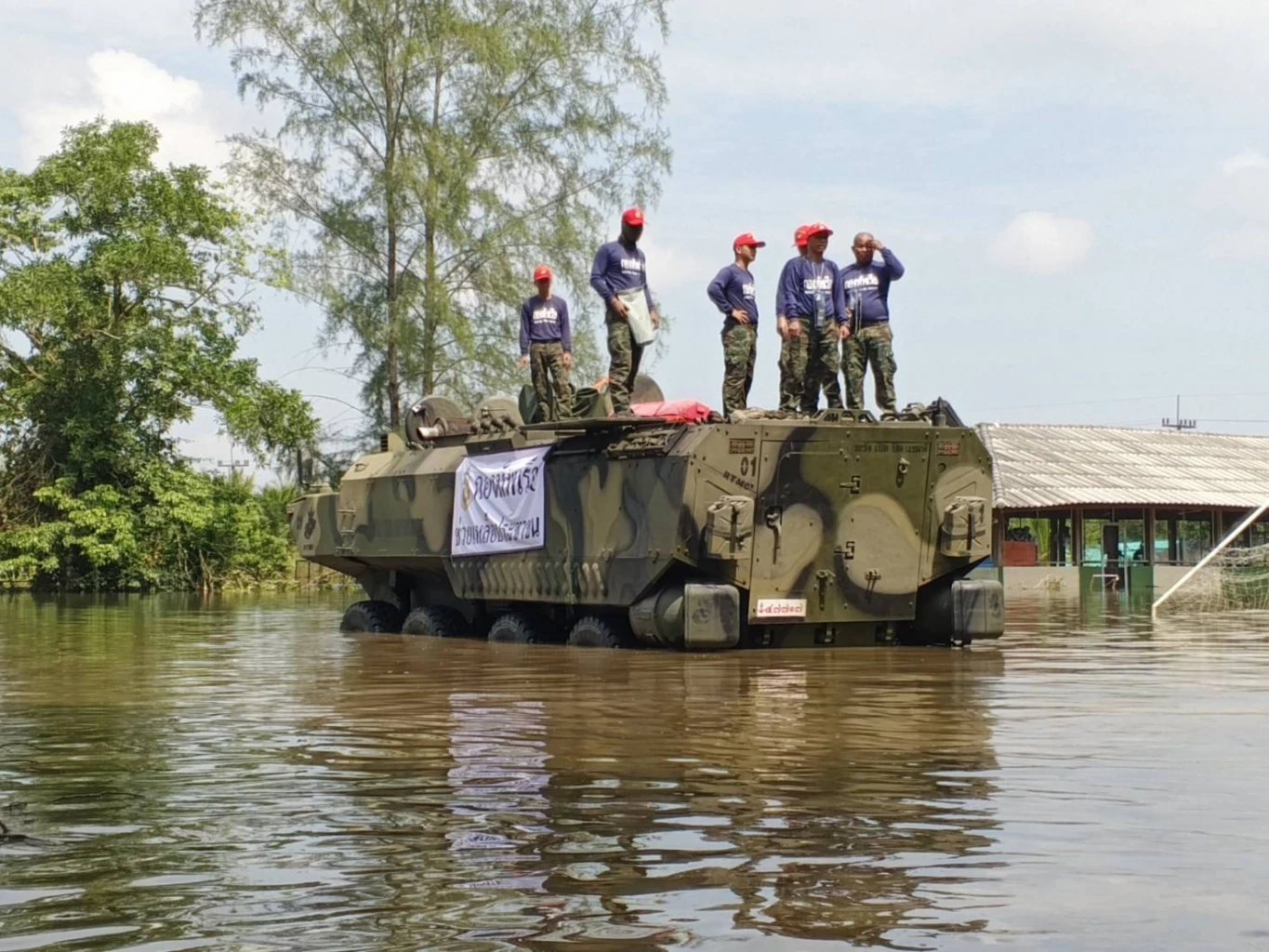 อัปเดตน้ำท่วมสงขลา 2 อำเภอยังหนัก! น้ำสูง 1.5 เมตร ทร.เร่งช่วย