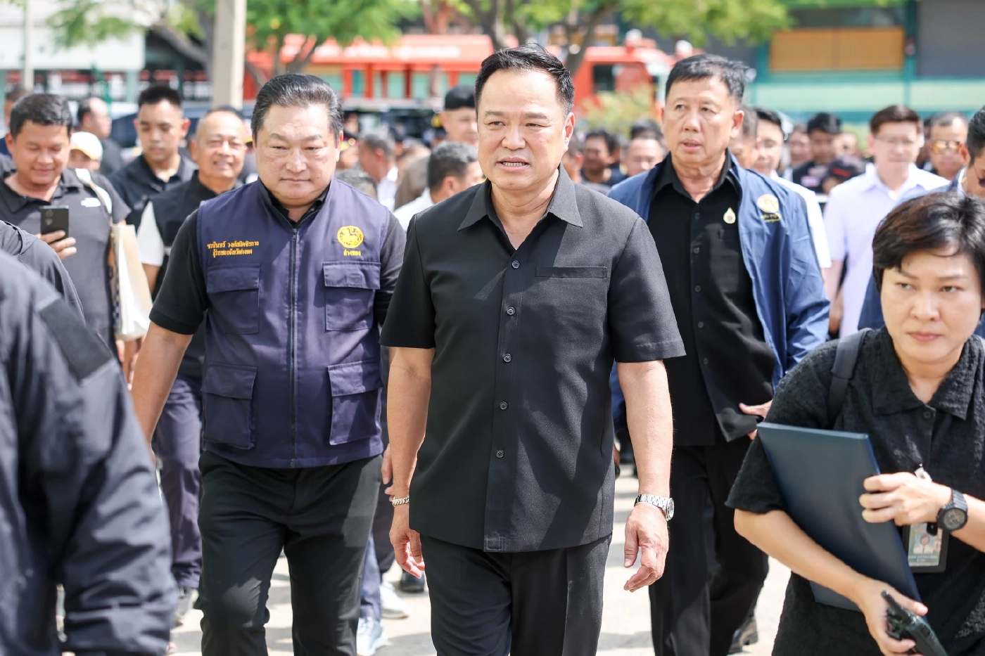 นายกฯ เยี่ยมชาวอ่างทองน้ำท่วม ขอชาวบ้านด่าระบายทุกข์ได้เลย