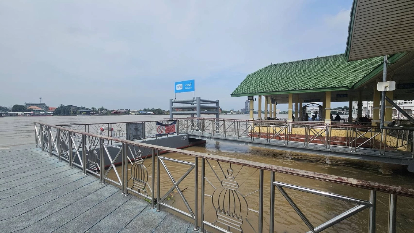 นนท์ฯ ก่อกระสอบทรายป้องน้ำท่วม ขณะที่เกาะเกร็ดอ่วมหนัก!