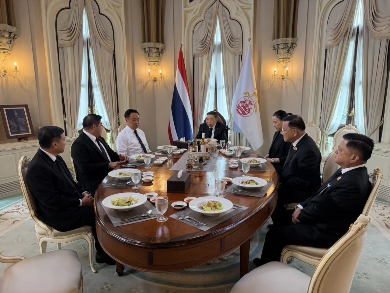 "พ่อนายกฯ" เข้าทำเนียบฯ คาดร่วมทานอาหารกลางวันกับ "ลูกชาย"