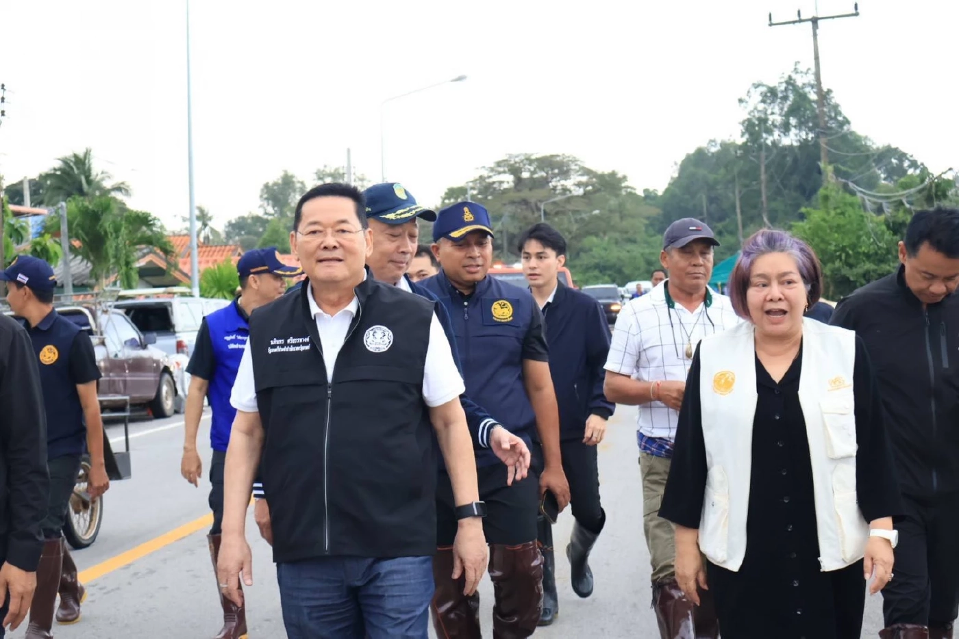 “ดร.นาที-นภินทร” พร้อมคณะ ช่วยฟื้นฟูผู้ประสบภัยน้ำท่วมพัทลุง